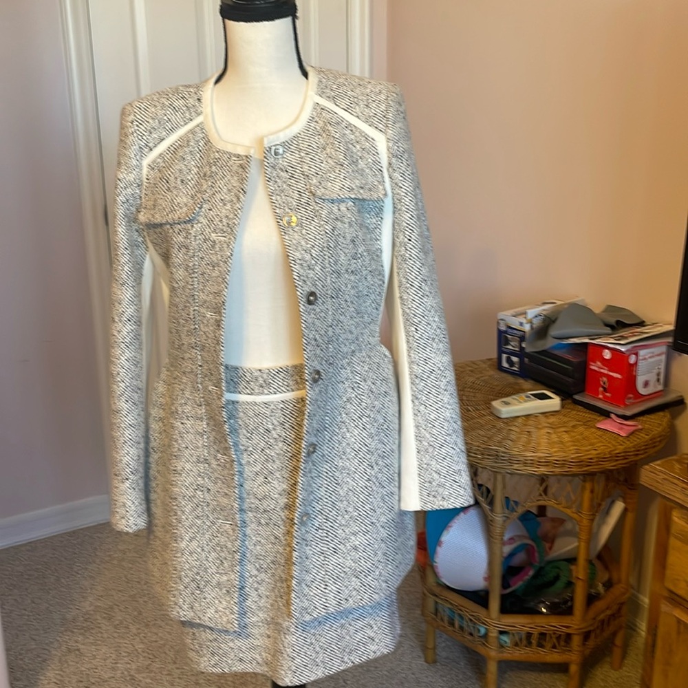 Skirt suit, long jacket size 0 for the skirt size 2 for the jacket